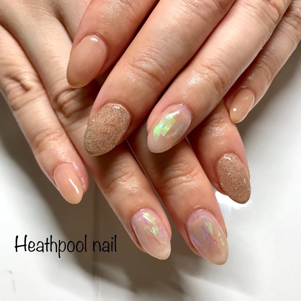 ハンド ラメ ワンカラー オーロラ ベージュ Heathpoolnailのネイルデザイン No ネイルブック