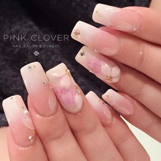 . .
Elegant SAKURA nails🌸
. 
ちゅるんとピンクにオトナ白グラデで
はんなり桜ネイル♡
.
.
.
.
Instagram⇨pink_clover_nail
.
.

#浦安 #千葉 
#春ネイル
#2019春ネイル
#フォローたくさんありがとうございます😊#PinkClover
#クリスタルピクシー取扱サロン
#スワロフスキー社協賛サロン
#nailstagram #naildesigns #instanails
——————————————————
🍀Pink Cloverネイルサロン＆スクール🍀
東京メトロ東西線 浦安駅 徒歩30秒
営業時間 10:00〜21:00(最終受付20：00)
当日予約はお電話にて♡
☎047-702-5180
——————————————————

.
#浦安#浦安ネイル#浦安ネイルサロン#浦安ネイルスクール#ネイルアート#ネイルデザイン#ジェル#💅#Urayasu#nailstagram#instanails 
#日本ネイリスト協会認定校
#ibd#SpaRitual#スパリチュアル
#PinkClover#ピンクロ#JNA認定サロン .
.
#2019春ネイル
#春ネイル
#スカルプ
#10年目の桜💗
#さきちゃんとは16.7回目⁇
#いつもありがとうございます✨
#2019ver.はちょっとオトナ♡
#はんなり系桜ネイル♡
#はんなりって英語でなんて言うのか教えてもらえばよかった(　´･‿･｀) #春 #卒業式 #入学式 #ハンド #グラデーション #フラワー #ホワイト #ピンク #スカルプチュア #お客様 #Pink Clover ネイルサロン&スクール #ネイルブック