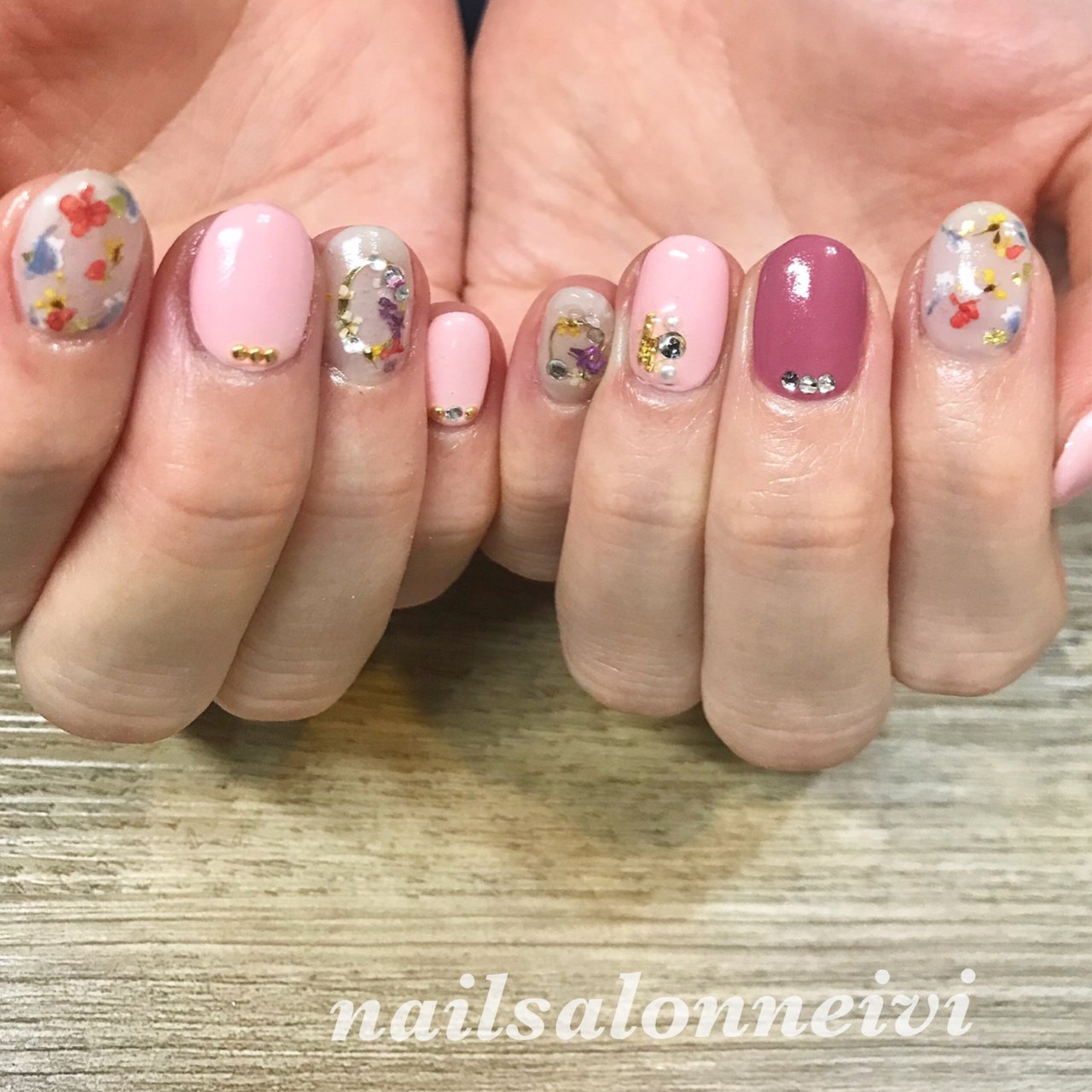 春 オフィス パーティー ハンド ビジュー Nailsalon Neivi 三好智子のネイルデザイン No ネイルブック