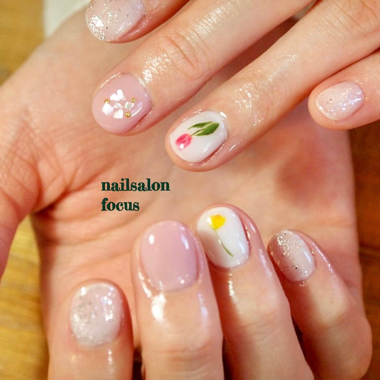 春 ハンド シンプル ラメ フラワー Nailsalon Focusのネイルデザイン No ネイルブック