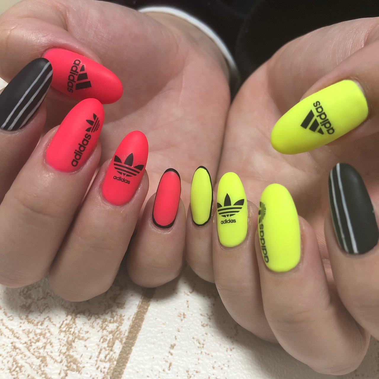 スポーツ ハンド ミディアム ピンク イエロー たぬきのネイルデザイン No ネイルブック