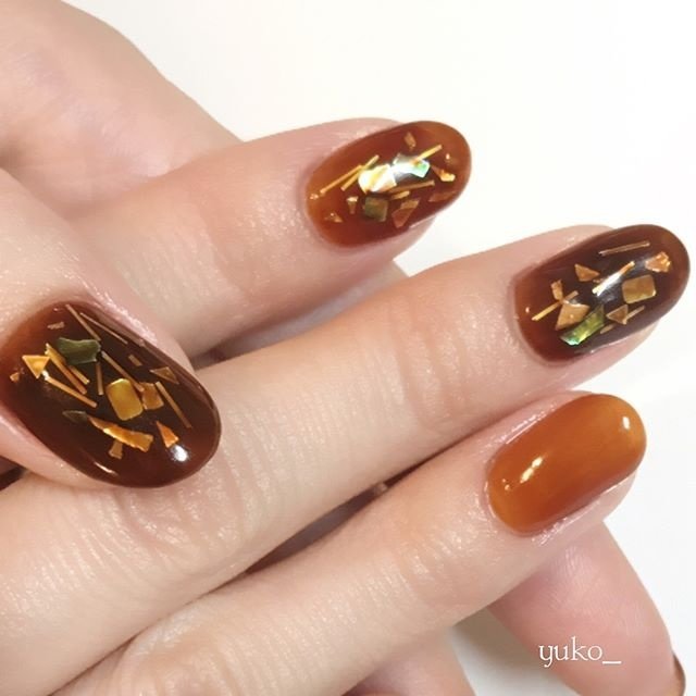 オールシーズン ハンド ホログラム ワンカラー ブラウン Yuko Nail Chouetteのネイルデザイン No ネイルブック