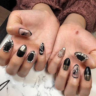 #アートし放題 #画像持ち込み
#黒 と #シルバー
#ゴツい けど
#可愛いネイル
#ミラーネイル と
#マット加工 のコラボが絶妙です！ #オールシーズン #旅行 #ライブ #ハロウィン #ハンド #ニュアンス #バイカラー #マット #レザー #ロック #ミディアム #ブラック #シルバー #メタリック #ジェルネイル #お客様 #フルショウ #ネイルブック