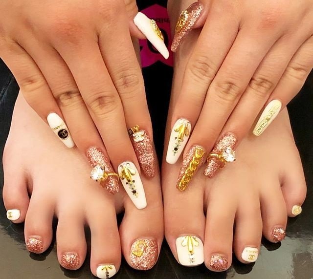 春 フット ブランド柄 ロング ホワイト Nailsgogo Shibuya Nailsalonのネイルデザイン No ネイル ブック