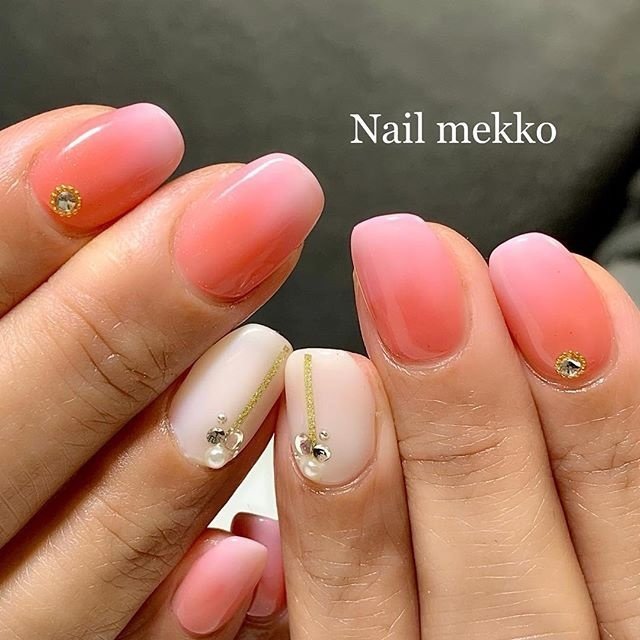 シンプル グラデーション ビジュー パール ホワイト Nail Mekkoのネイルデザイン No ネイルブック