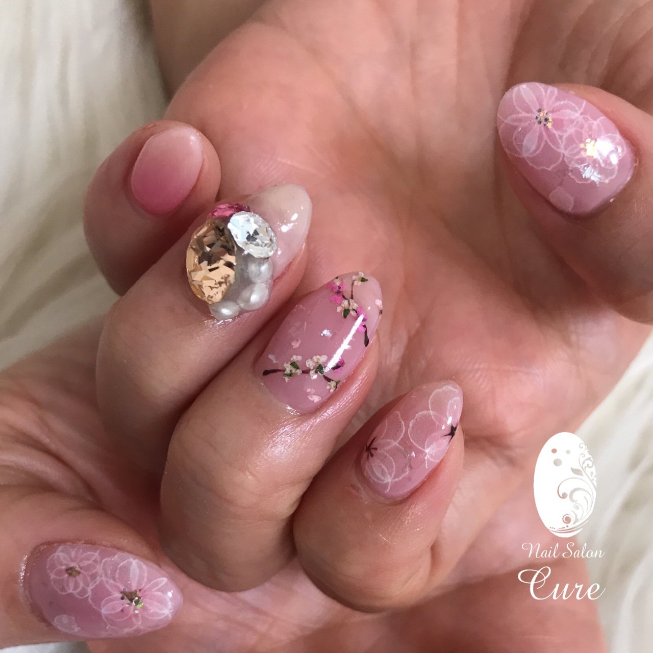 春 卒業式 入学式 ハンド ビジュー Nail Salon Cureのネイルデザイン No 4132250 ネイルブック