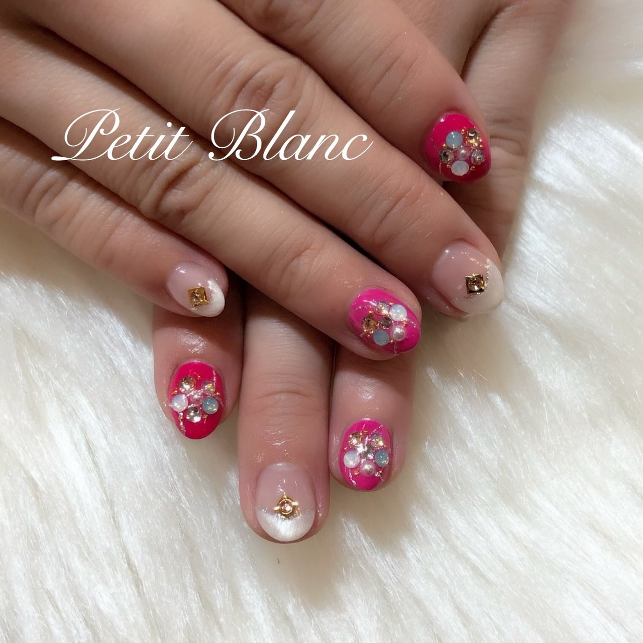 オールシーズン ハンド フレンチ ビジュー ホワイト Kazuki Nail のネイルデザイン No ネイルブック