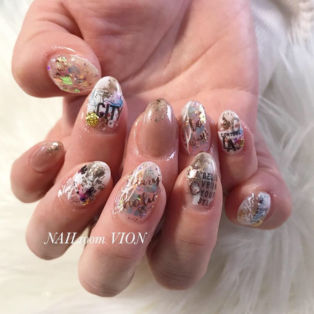 夏オールシーズンライブハンドラメ Nailroomvionのネイルデザイン