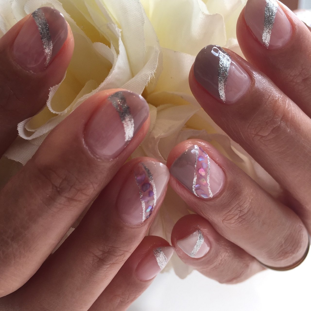 オールシーズン ハンド 変形フレンチ ラメ シェル Salon De Galleのネイルデザイン No ネイルブック