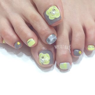 イエロー グレー ペディキュアのネイルデザイン ネイルブック