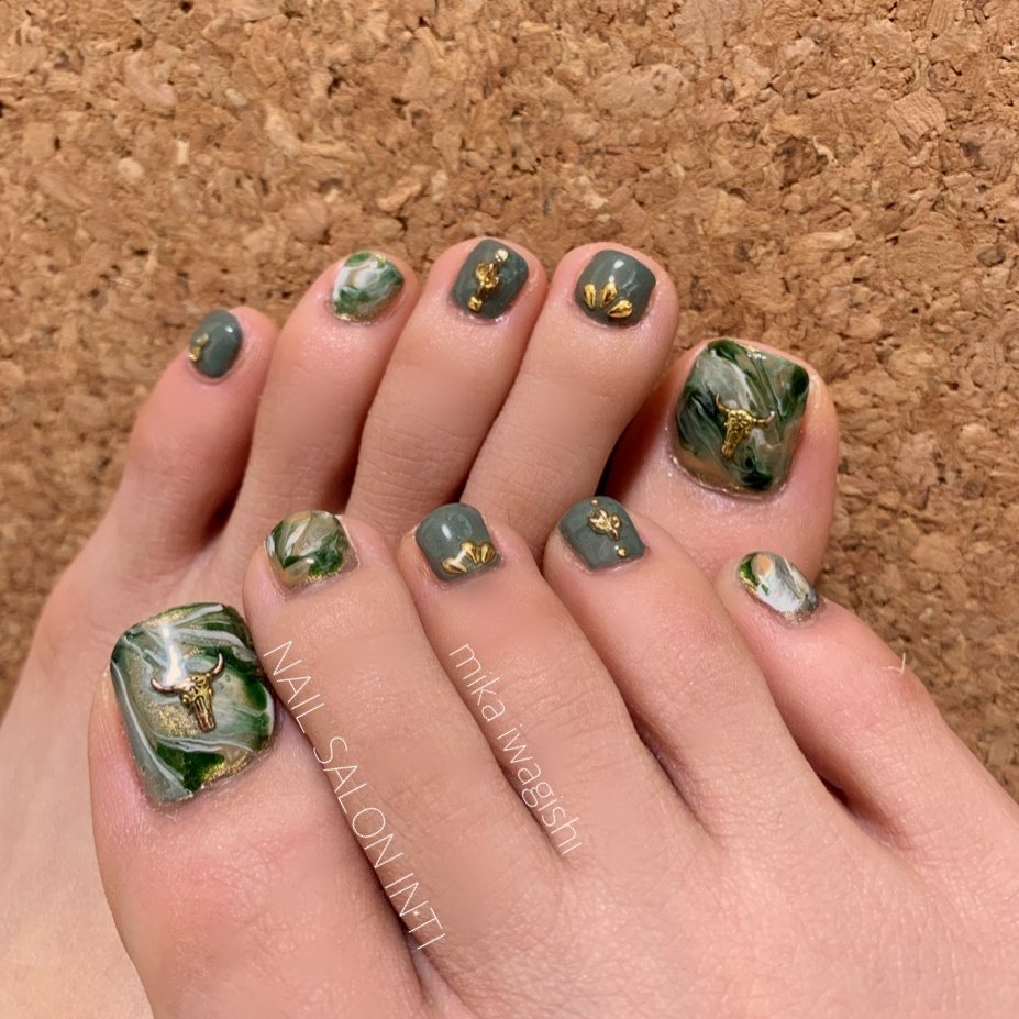 夏 秋 オールシーズン 旅行 フット Nailsalon Inti 岩岸美華 のネイルデザイン No ネイルブック