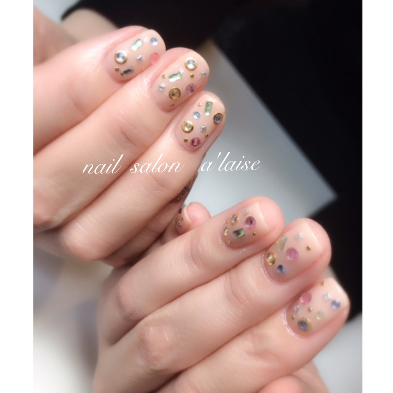 春 オールシーズン ビジュー ショート ベージュ Alaiseのネイルデザイン No ネイルブック