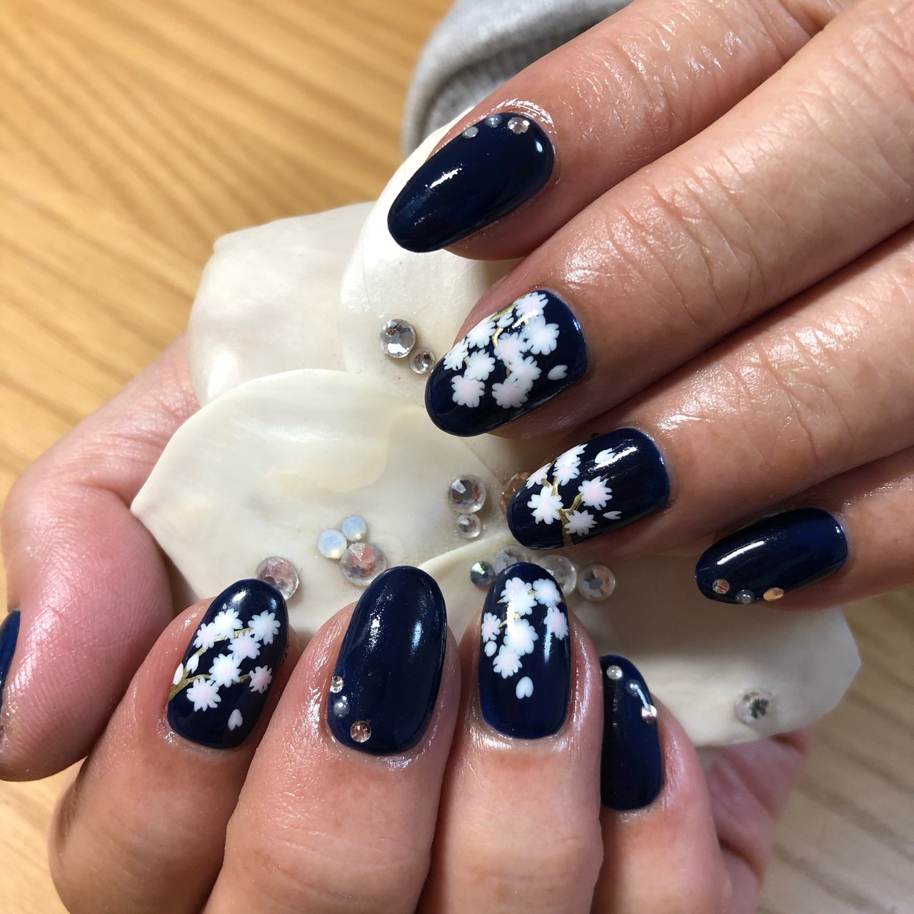 春 オールシーズン ハンド フラワー ホワイト Nailsalon Toiroのネイルデザイン No ネイルブック