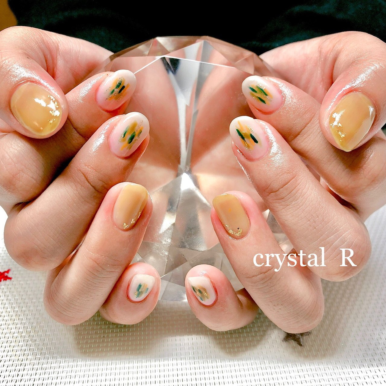 ハンド シンプル ワンカラー ニュアンス ミディアム Crystal R Nail Salon のネイルデザイン No ネイルブック