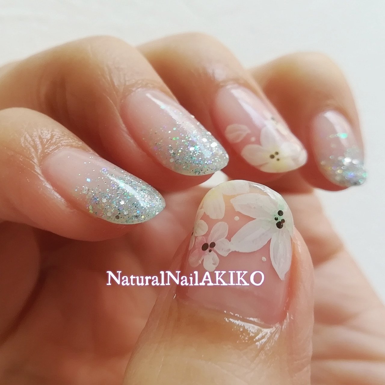 夏 グラデーション ラメ フラワー ホワイト Nail Akikoのネイルデザイン No ネイルブック