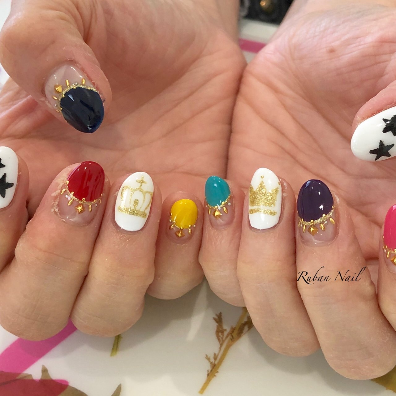 オールシーズン 旅行 ライブ ハンド 変形フレンチ Ruban Nailのネイルデザイン No ネイルブック