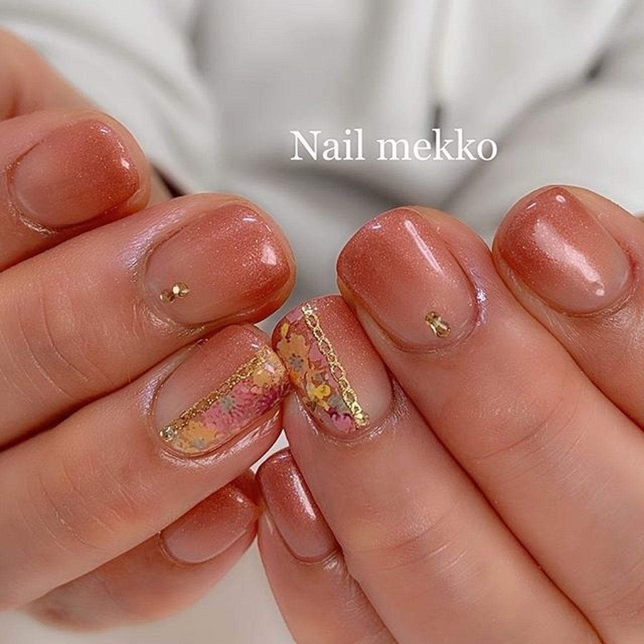 ハンド グラデーション ビジュー フラワー チェーン Nail Mekkoのネイルデザイン No ネイルブック