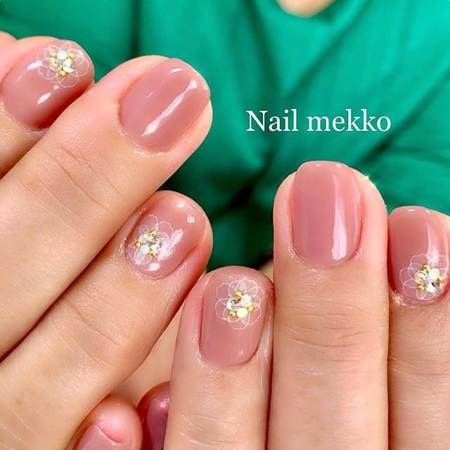 ハンド シンプル ワンカラー ビジュー フラワー Nail Mekkoのネイルデザイン No ネイルブック