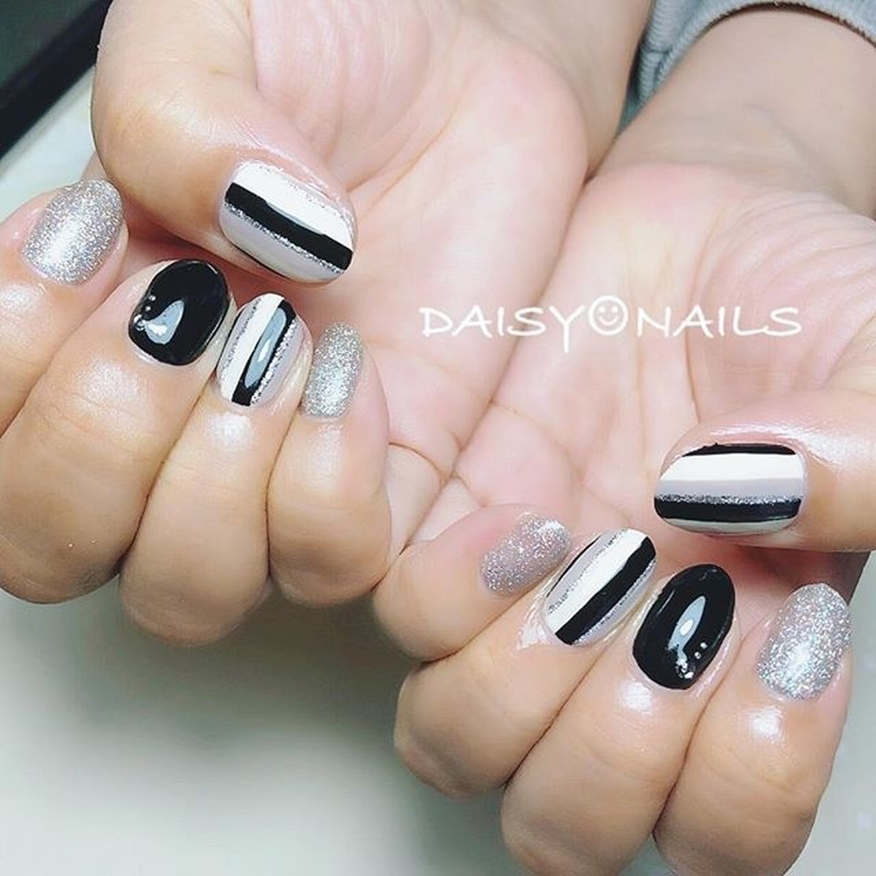 オールシーズン ハンド ビジュー ラメ ストライプ Blue Daisyのネイルデザイン No ネイルブック