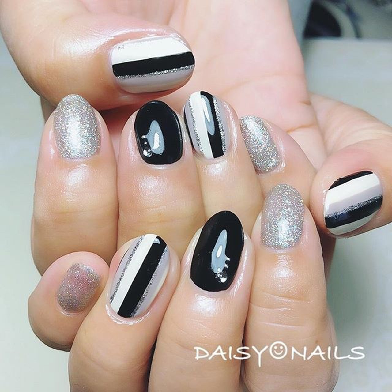 オールシーズン ハンド ビジュー ラメ ストライプ Blue Daisyのネイルデザイン No ネイルブック