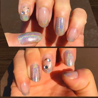 unicorn powder nail ベースカラーは無し。クリアベース。
左右2本ずつ全面ユニコーンパウダー塗り。
全面塗りの指にはトップコートを全面に塗り、
8割くらい乾いたら全面にユニコーンパウダーを乗せチップで軽く擦りながら光を出していく。(×2)
爪先のみのその他の指はパウダーを乗せたい部分のみにトップコートを塗り8割くらい乾いたらユニコーンパウダーを乗せて上記同様。(×2)
右中指、左人差し指にワイヤー風ゴールドシールとオーロラカラーのストーン(共に100均)を適当に配置してくっつけて完成。
#ハンド #ユニコーンパウダー #ユニコーン #ユニコーンネイル #クリア #グラデーション #女子会 #メタリック #セルフ #セルフネイル #簡単 #unicornnails #マニキュア #nail #ミラー #gradation #mirrornails #ネイルシール #フレンチ #ストーン #ワイヤー風シール #ミディアム #オールシーズン #リゾート #浴衣 #パーティー #ハンド #グラデーション #ビジュー #ミラー #ユニコーン #ワイヤー #ミディアム #クリア #シルバー #メタリック #マニキュア #セルフネイル #ネイルシール #10305 #ネイルブック