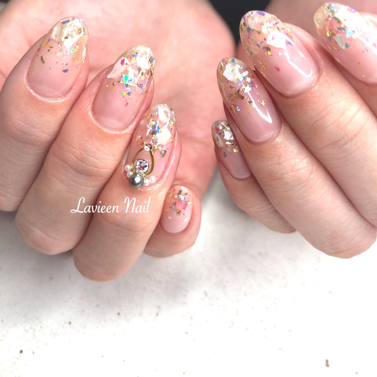 ビジュー ホログラム ラメ シェル ニュアンス Lavieennailのネイルデザイン No ネイルブック