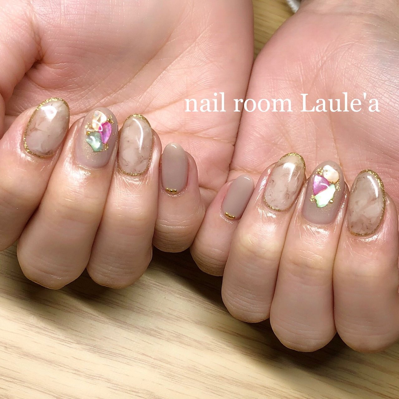 夏 ハンド シェル 大理石 グレージュ Nail Room Laule A Eriのネイルデザイン No ネイルブック