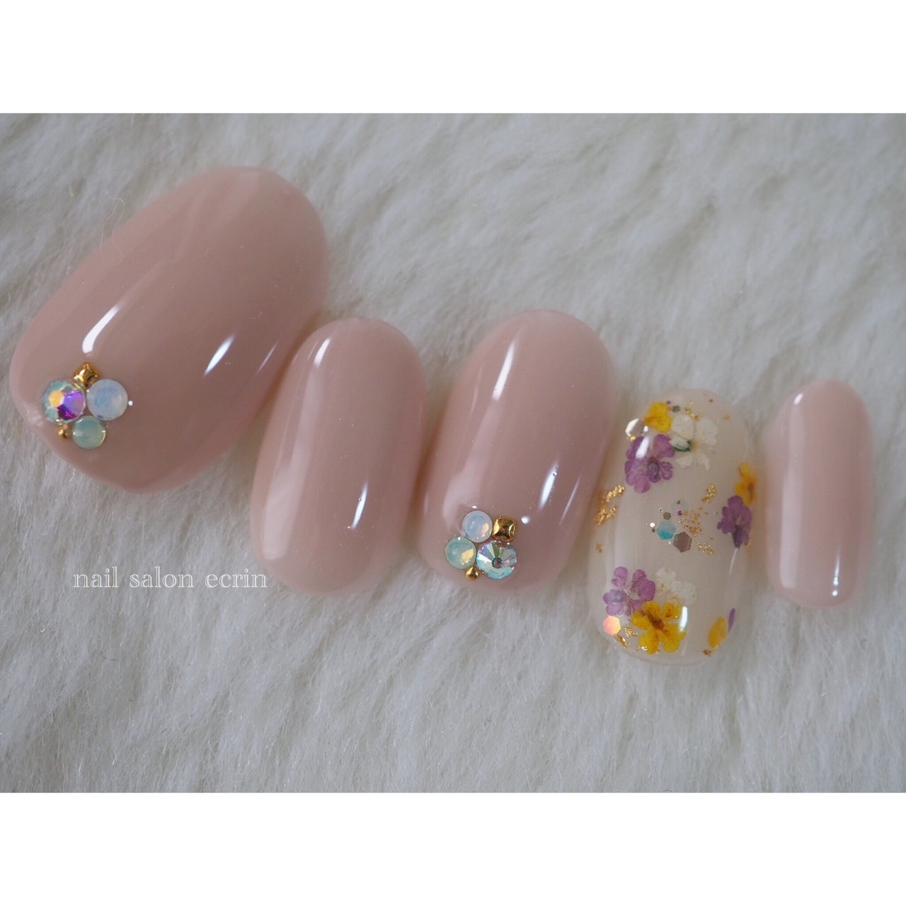 春 ハンド 押し花 ベージュ ピンク Nail Ecrinのネイルデザイン No ネイルブック