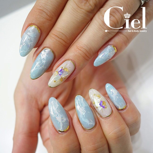 ひんやり涼しげ この夏も大理石ネイルから目が離せない