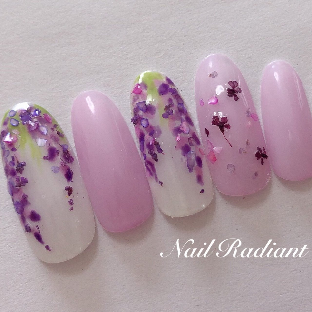 春 ハンド シンプル 押し花 ホワイト Nailradiantのネイルデザイン No ネイルブック