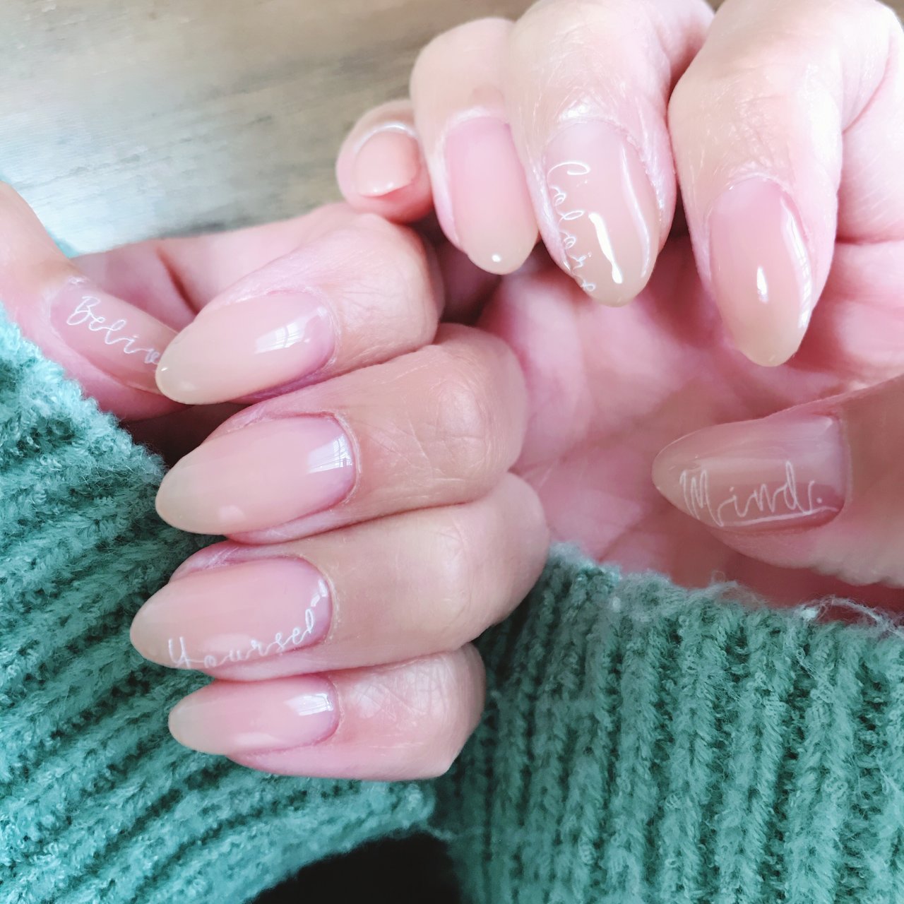 ワンカラー イニシャル ミディアム ベージュ グレージュ Nail Clochetteのネイルデザイン No 4241609 ネイルブック