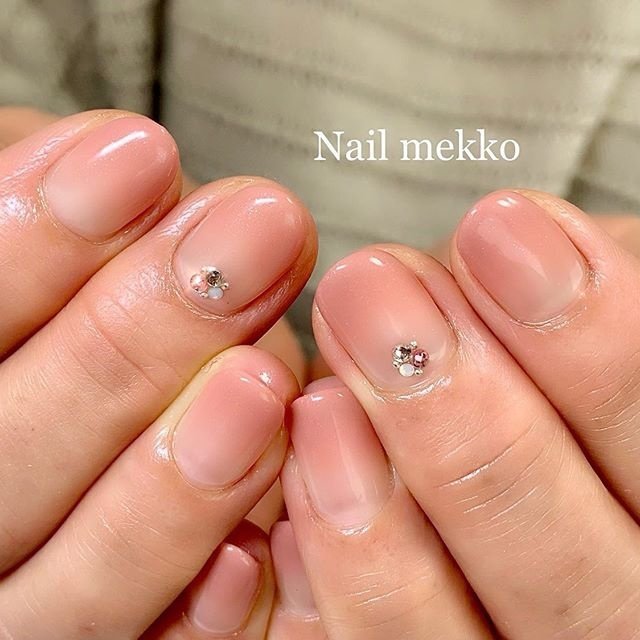 ハンド シンプル グラデーション ビジュー ベージュ Nail Mekkoのネイルデザイン No ネイルブック