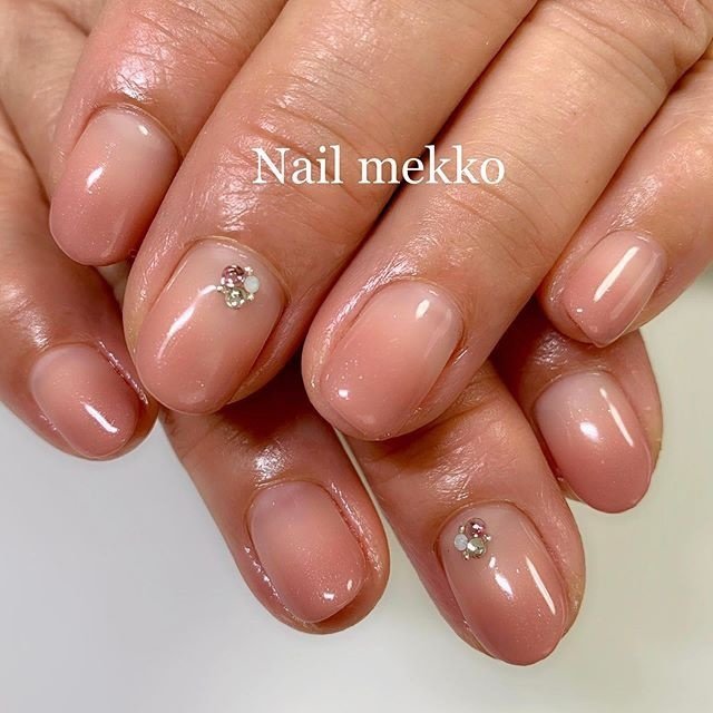 ハンド シンプル グラデーション ビジュー ベージュ Nail Mekkoのネイルデザイン No ネイルブック