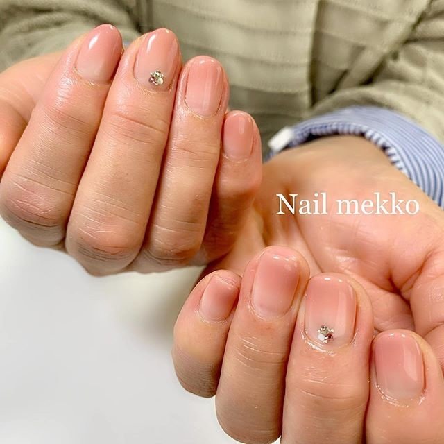 ハンド シンプル グラデーション ビジュー ベージュ Nail Mekkoのネイルデザイン No ネイルブック