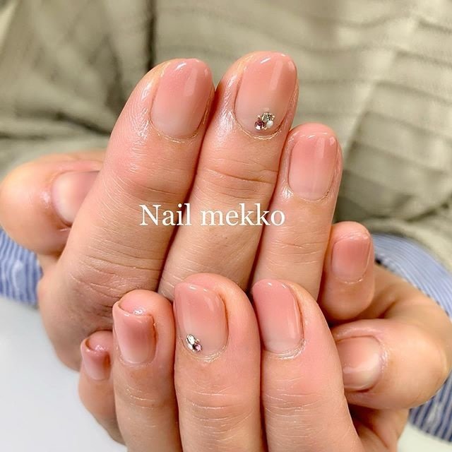 ハンド シンプル グラデーション ビジュー ベージュ Nail Mekkoのネイルデザイン No ネイルブック