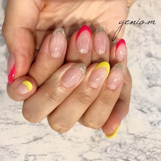 #ネオンカラー#アシンメトリーネイル #夏 #梅雨 #海 #リゾート #シンプル #フレンチ #ラメ #ピンク #イエロー #シルバー #geniom #ネイルブック