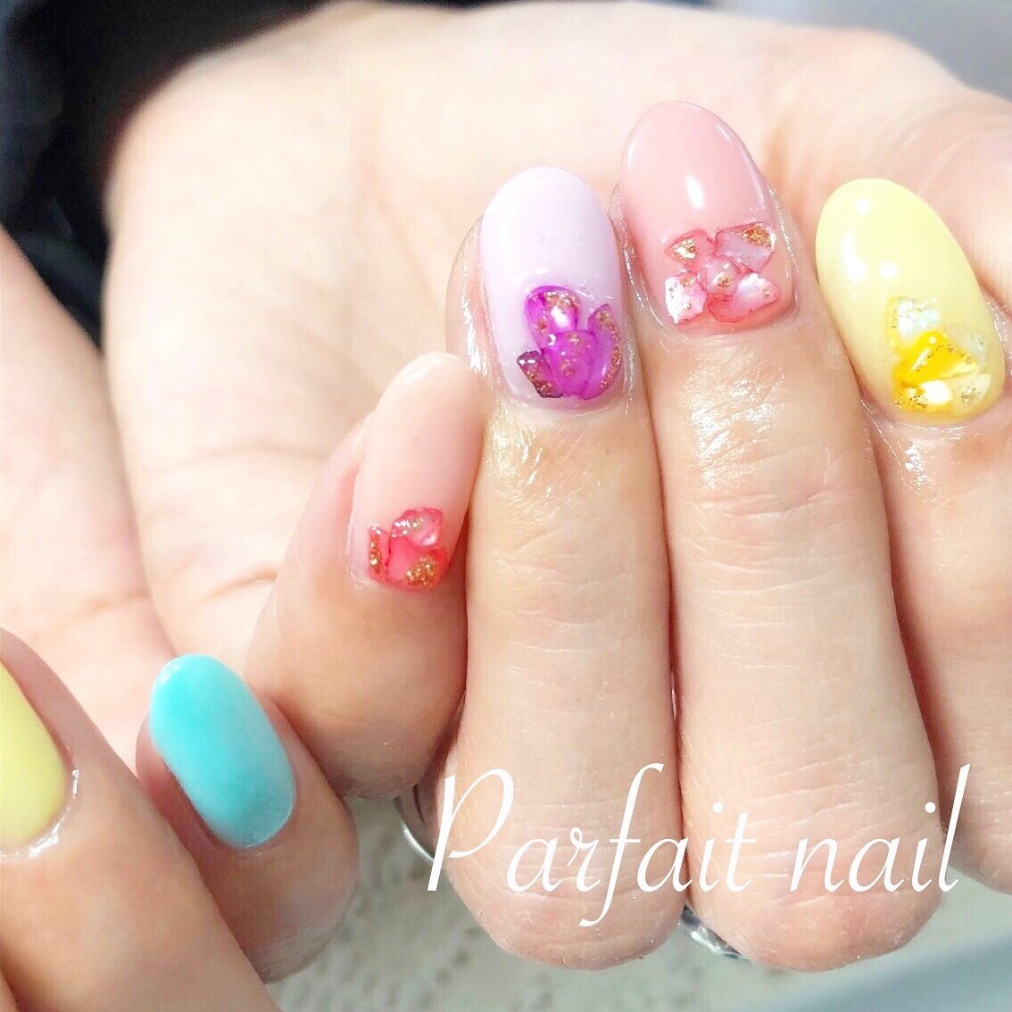 春 夏 ビジュー シェル ピンク 八戸市parfaitnailのネイルデザイン No ネイルブック