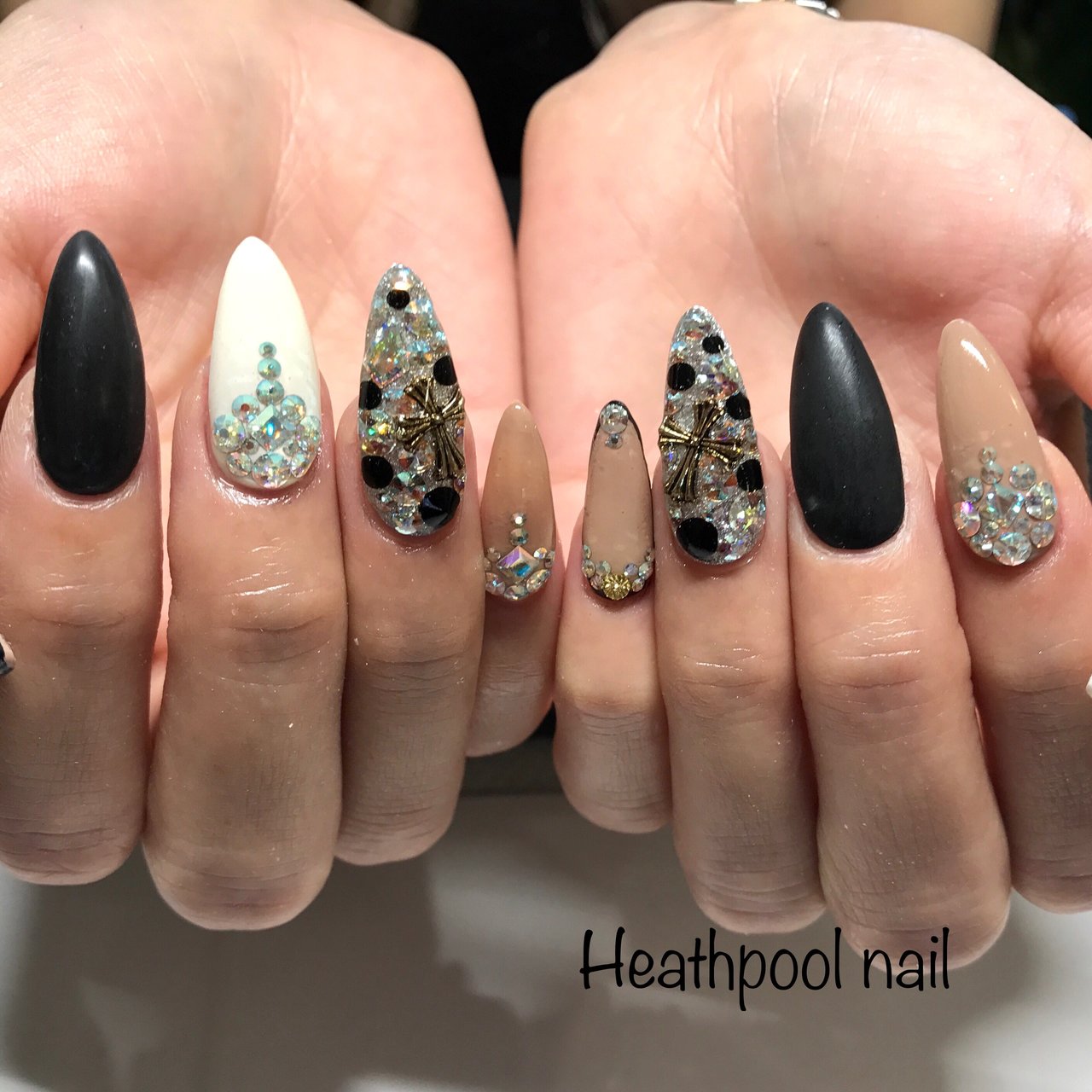 ハンド ホワイト ベージュ ブラック ジェル Heathpoolnailのネイルデザイン No ネイルブック