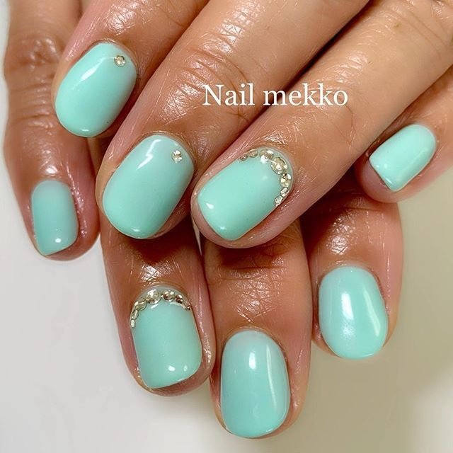 ハンド シンプル ワンカラー ビジュー ターコイズ Nail Mekkoのネイルデザイン No ネイルブック