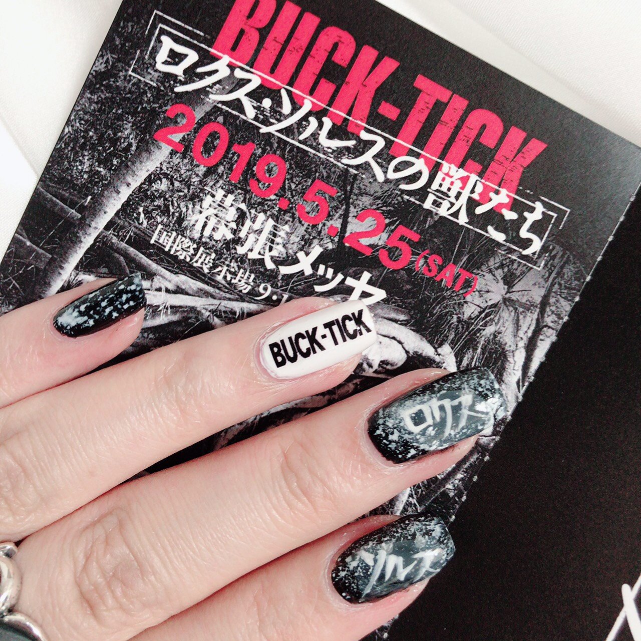 ライブ/ハンド/ミディアム/ホワイト/レッド - a-ka*のネイルデザイン