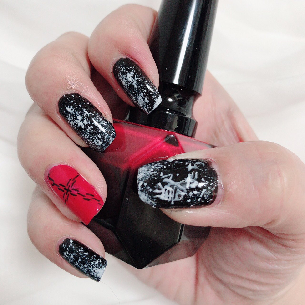 ライブ/ハンド/ミディアム/ホワイト/レッド - a-ka*のネイルデザイン