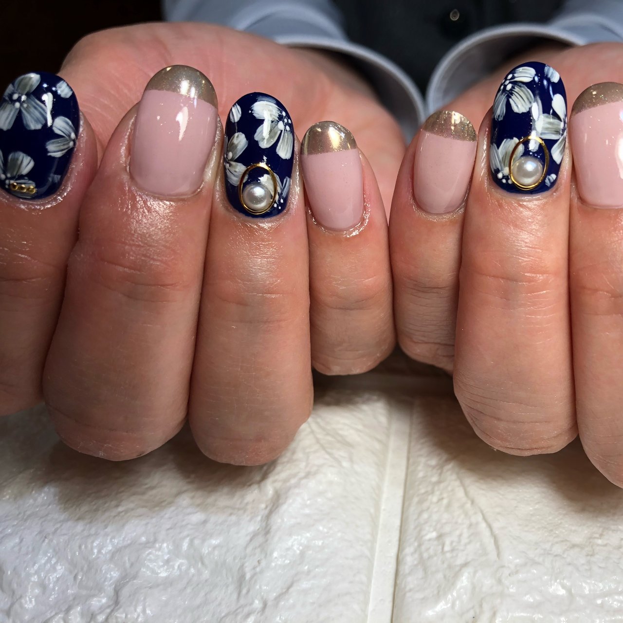 夏 フラワー ピンク ネイビー メタリック Nailsalon Formeのネイルデザイン No ネイルブック