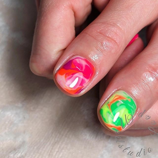 夏 オールシーズン ネオンカラー Nailstudioloop Hiromiのネイルデザイン No 429 ネイルブック