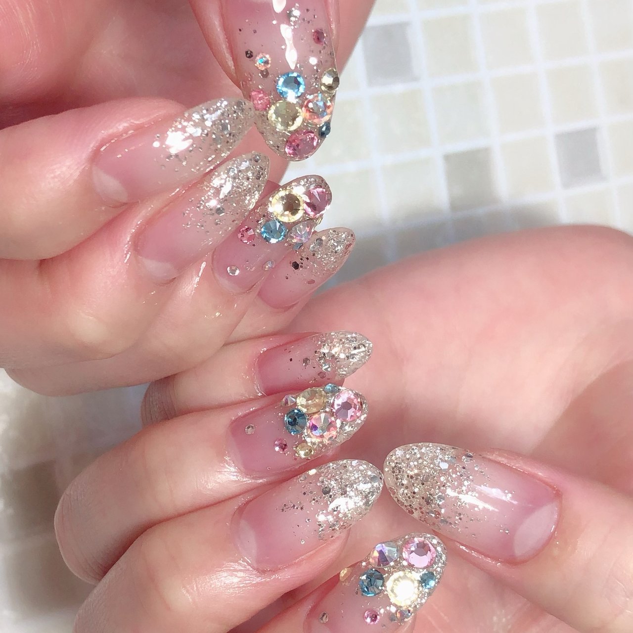 夏 オールシーズン ハンド グラデーション ビジュー Sakuのネイルデザイン No ネイルブック