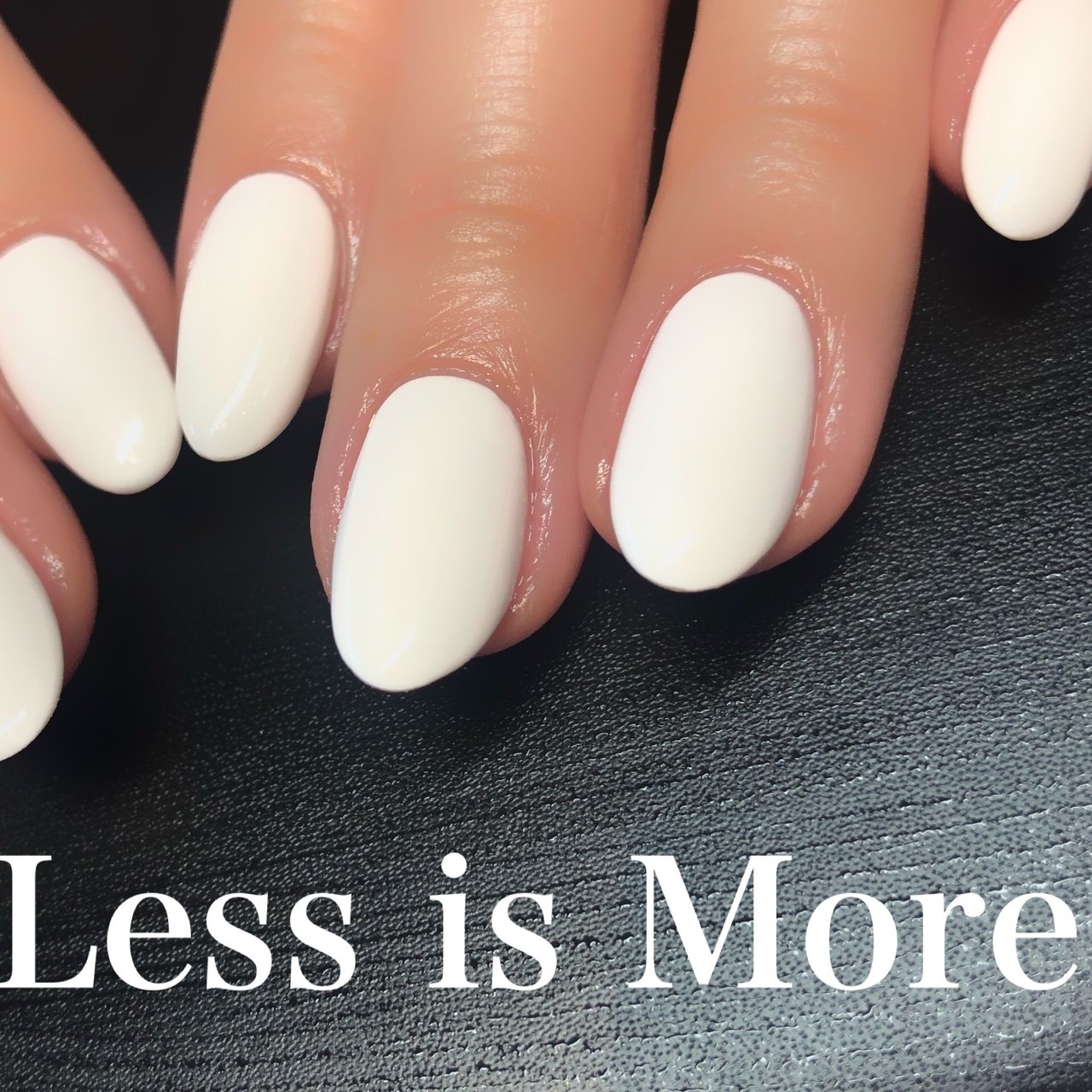 夏 ハンド シンプル ミディアム ホワイト 春日井市nailsalon School Less Is More のネイル デザイン No ネイルブック