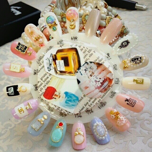 ビジュー フラワー ブランド柄 ミディアム 福山市ヴィヴィッドクイーンのネイルデザイン No ネイルブック