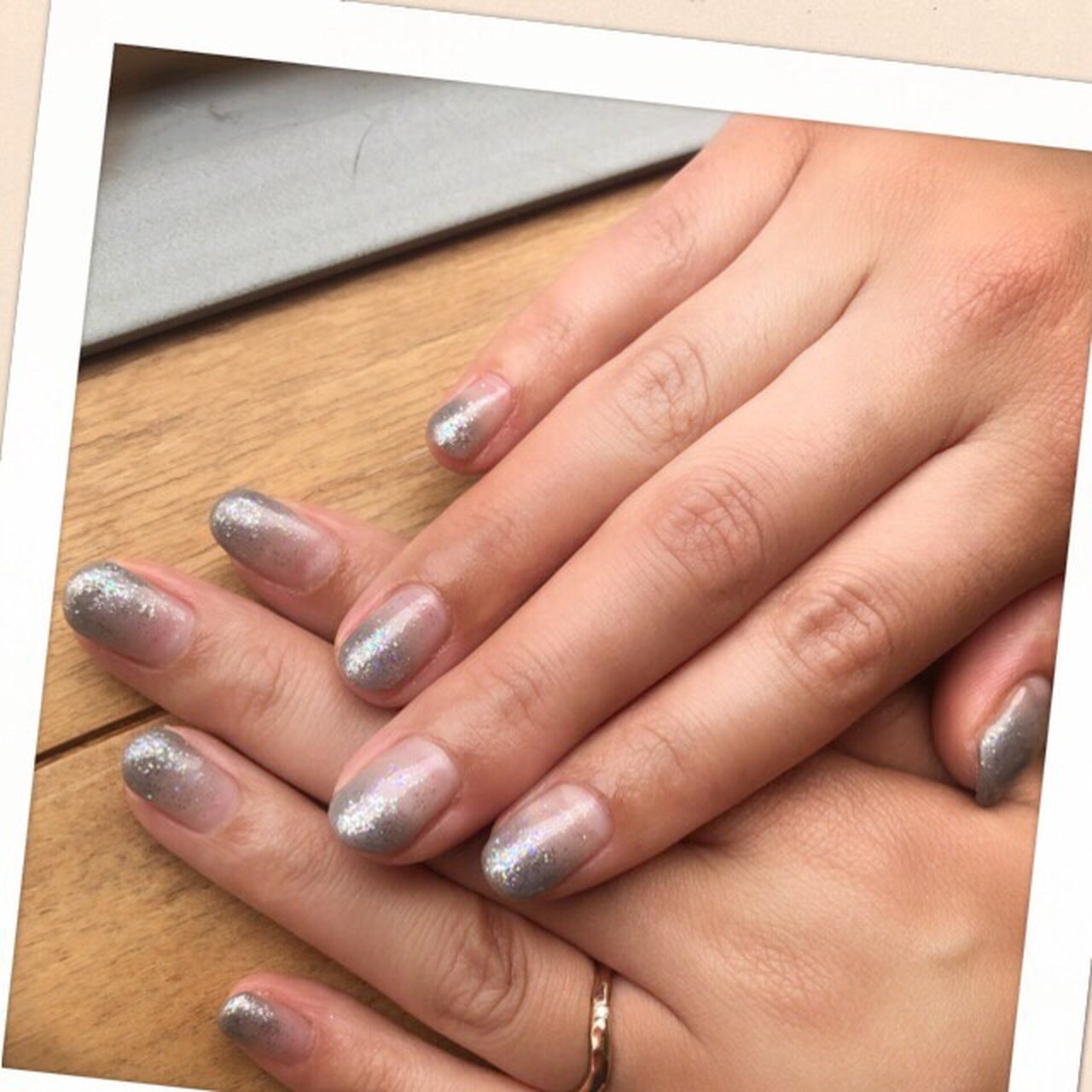 グラデーション ラメ ショート グレージュ グレー Aikoのネイルデザイン No ネイルブック
