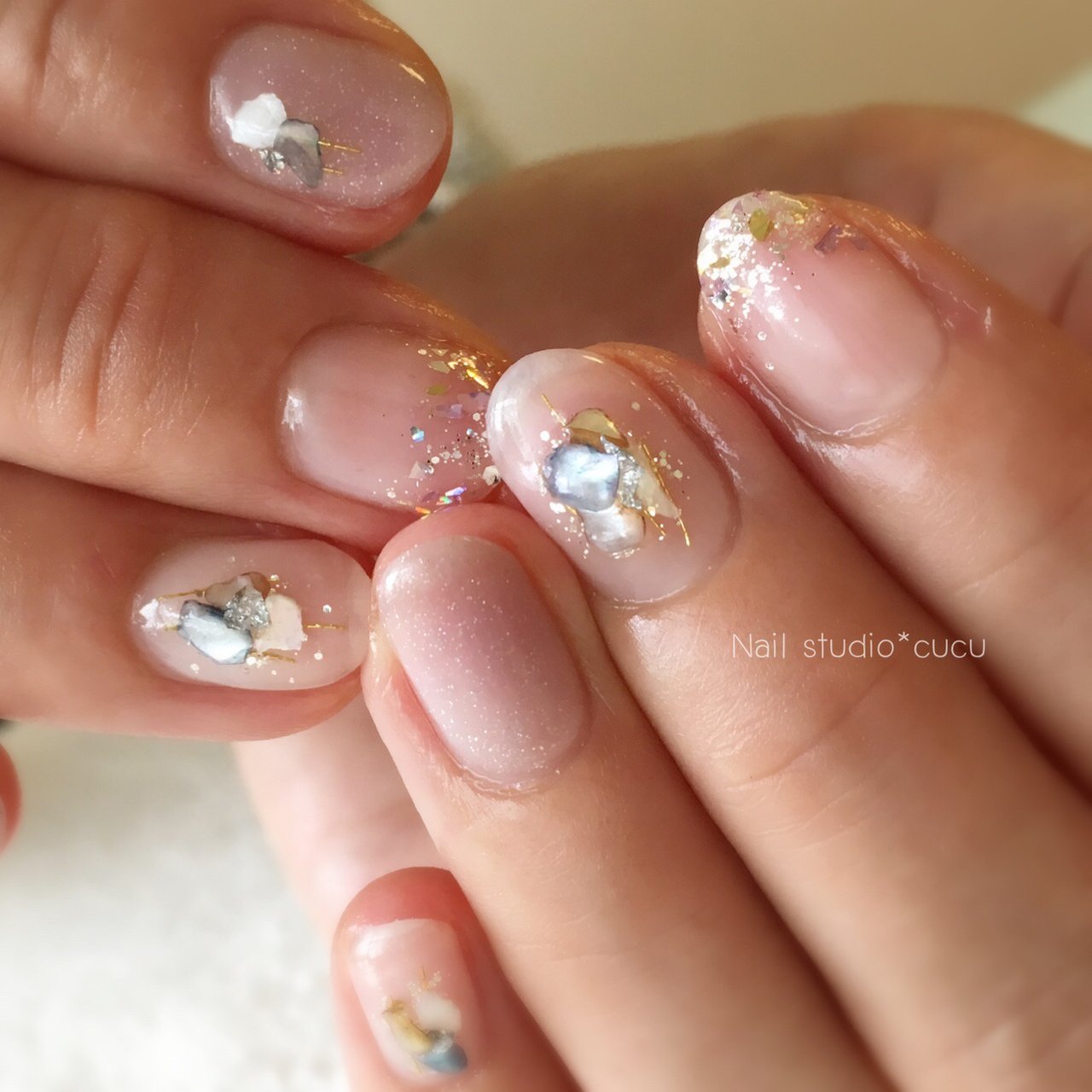 ハンド シェル ニュアンス ショート ジェルネイル Nail Studio Cucuのネイルデザイン No ネイルブック
