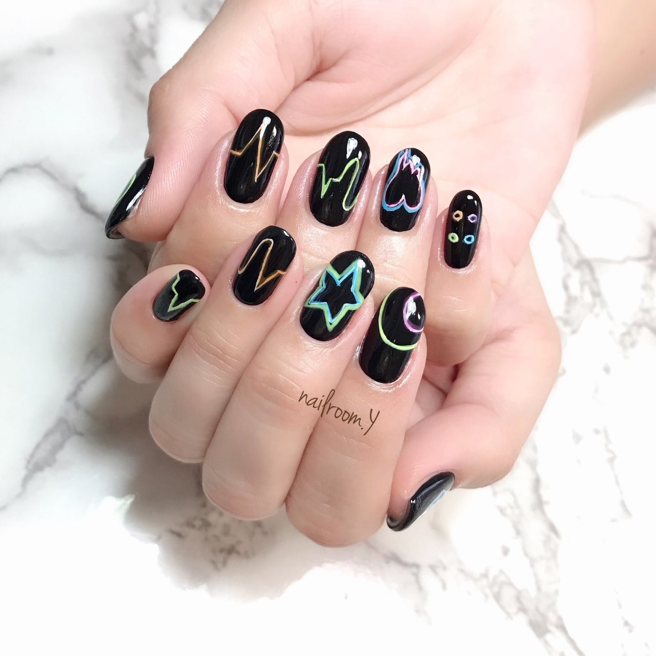 オールシーズン ハンド ブラック カラフル ネオンカラー Nailroom Yのネイルデザイン No 4326804 ネイルブック