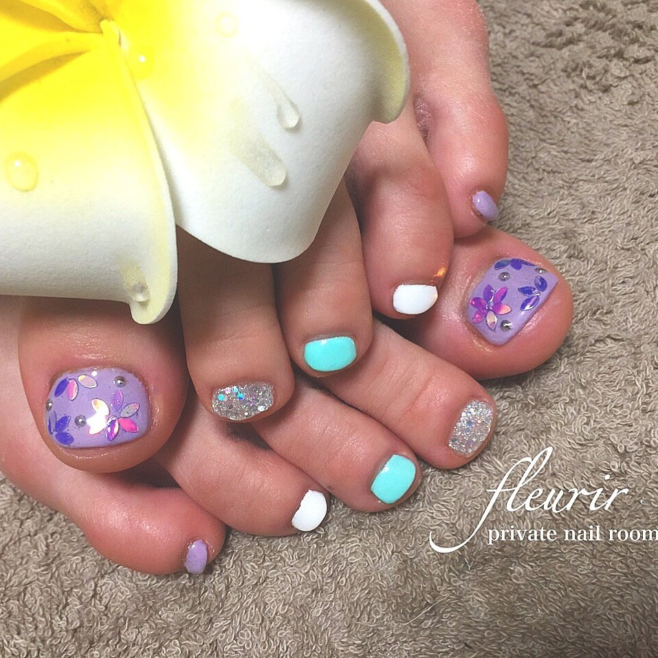 夏 オールシーズン 梅雨 フット ホログラム Nailsakiのネイルデザイン No ネイルブック